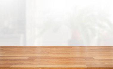 Boş ahşap masa ve beyaz iç plan. Ürün montajı için hazır