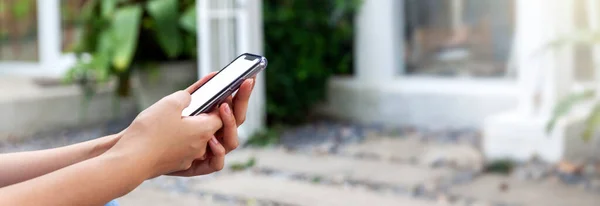 Banner Der Hand Von Frauen Nahaufnahme Mit Smartphone Vor Café — Stockfoto