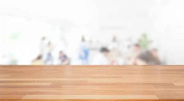 Een Mooie Lege Houten Plank Met Witte Wazige Mensen Heldere — Stockfoto