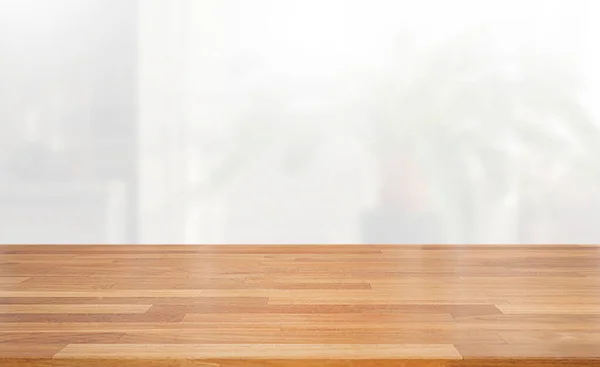 空の木製のテーブルと白いインテリアの背景 プロダクトモンタージュの準備 — ストック写真