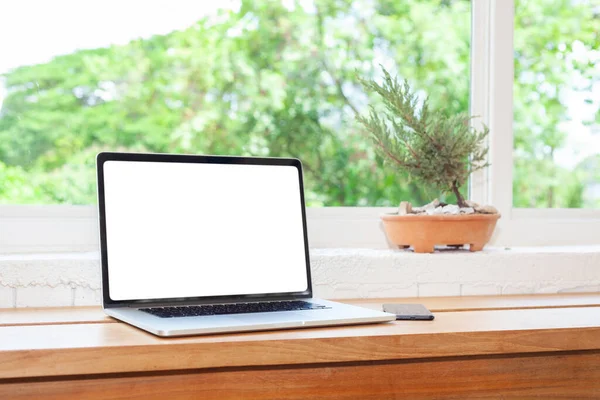 Ein Schöner Leerer Bildschirm Laptop Auf Einem Holztisch Haus Ein lizenzfreie Stockbilder