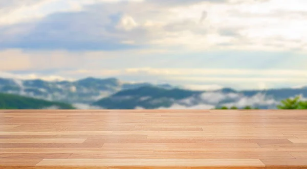 Beautiful Empty Wood Table Blur Nature Mountain Cloud Background Ready — Stock Photo, Image