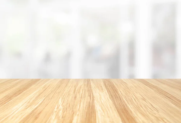 美しい空の木製のテーブルには ウィンドウの背景を持つぼやけたモダンな白いキッチンとコーヒーカフェ インテリアクリーントーン プロダクトディスプレイモンタージュの準備 — ストック写真