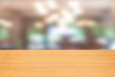 Boş ahşap masa ve bulanık modern kapalı mutfak beyaz kahve kafesi arka plan, restoranlar. Ürün montaj görüntüsü için hazır. şablon