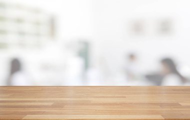 Boş ahşap masa ve bulanık modern kapalı mutfak beyaz kahve kafesi arka plan, restoranlar. Ürün montaj görüntüsü için hazır. şablon