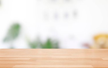 Boş ahşap masa ve bulanık modern kapalı mutfak beyaz kahve kafesi arka plan, restoranlar. Ürün montaj görüntüsü için hazır. şablon