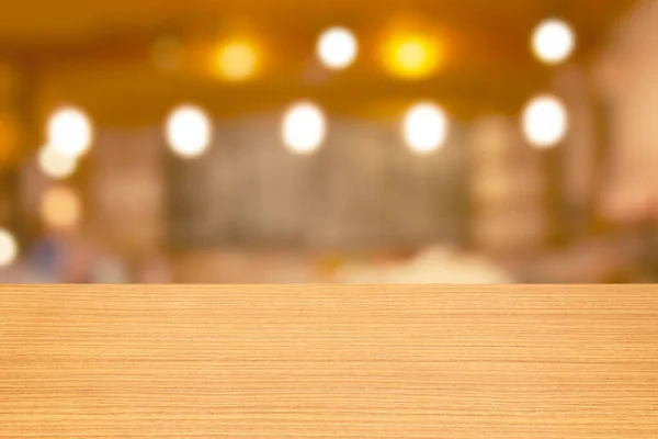 Prázdný Dřevěný Stůl Rozmazaný Bar Kavárna Pozadí Pultem Lehké Bokeh — Stock fotografie