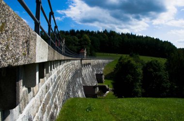Ormanın yakınındaki tarihi taş baraj