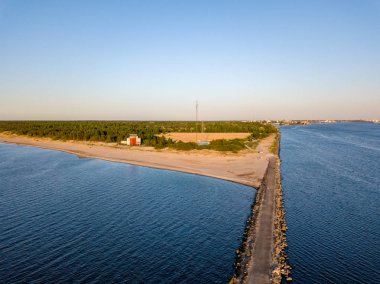drone görüntü. deniz gates tarafından Denizi'nde hava görünümünü günbatımı. Riga, Letonya