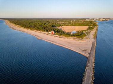 drone görüntü. deniz gates tarafından Denizi'nde hava görünümünü günbatımı. Riga, Letonya