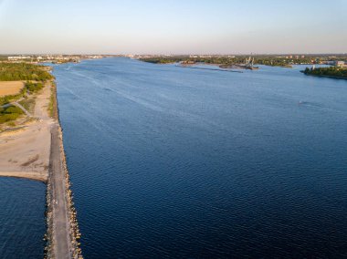 drone görüntü. deniz gates tarafından Denizi'nde hava görünümünü günbatımı. Riga, Letonya