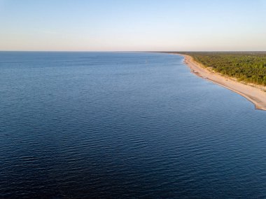drone görüntü. deniz gates tarafından Denizi'nde hava görünümünü günbatımı. Riga, Letonya