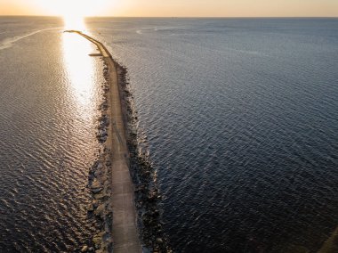 drone görüntü. deniz gates tarafından Denizi'nde hava görünümünü günbatımı. Riga, Letonya