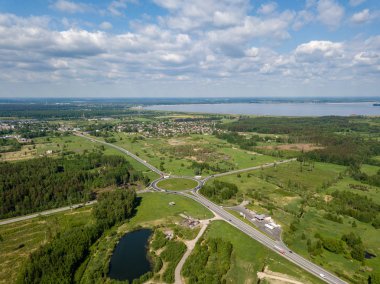 drone görüntü. kırsal alan alanları ve yol altyapı bahar günü hava görünümünü. Letonya