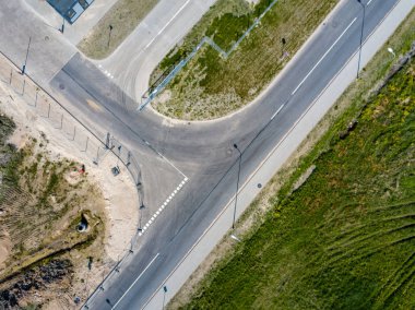 drone görüntü. karayolu üzerinde hava görünümünü taşıma dolambaçlı. Letonya