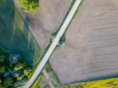 drone görüntü. kırsal alan alanları ve yol altyapı bahar günü hava görünümünü. Letonya
