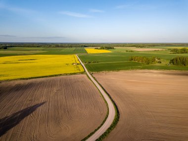 drone görüntü. alanları ve yol Infr kırsal bölgenin havadan görünümü