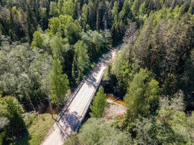 drone görüntü. güneşli günde orman yolu ile kırsal alan hava görünümünü. Letonya