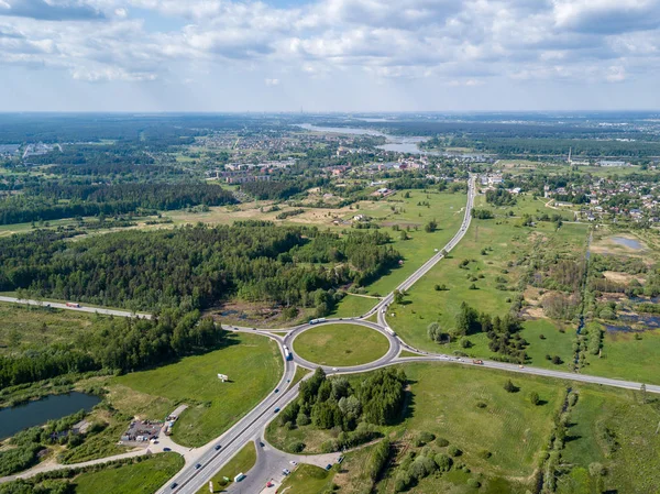 drone görüntü. karayolu üzerinde hava görünümünü taşıma dolambaçlı. Letonya