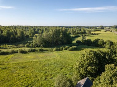 Drone görüntü. alanları ve bulutlu bahar günü ormanlarda kırsal alan hava görünümünü. Letonya