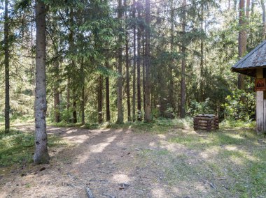 drone görüntü. alanları ve bulutlu bahar günü yolların kırsal alan hava görünümünü. Letonya