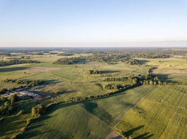 drone görüntü. alanları ve bulutlu bahar günü yolların kırsal alan hava görünümünü. Letonya