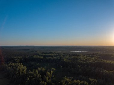 Drone görüntü. alanları ve bulutlu bahar günü ormanlarda kırsal alan hava görünümünü. Letonya
