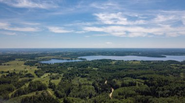 Drone görüntü. alanları ve bulutlu bahar günü ormanlarda kırsal alan hava görünümünü. Letonya