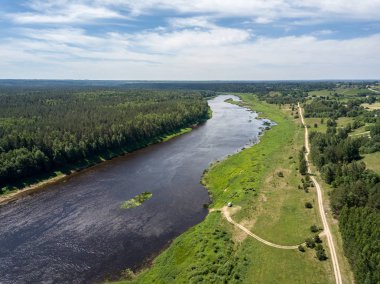drone görüntü. Daugava Nehri, Letonya en büyük hava görünümünü. sıcak yaz günü hafif bulutlu