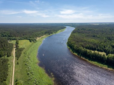 drone görüntü. Daugava Nehri, Letonya en büyük hava görünümünü. sıcak yaz günü hafif bulutlu