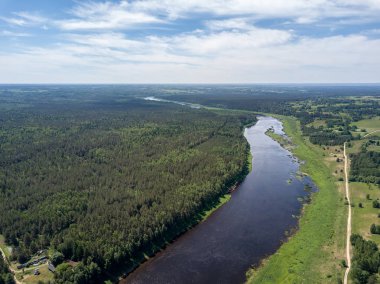 drone görüntü. Daugava Nehri, Letonya en büyük hava görünümünü. sıcak yaz günü hafif bulutlu