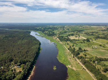drone görüntü. Daugava Nehri, Letonya en büyük hava görünümünü. sıcak yaz günü hafif bulutlu