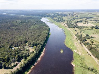 drone görüntü. Daugava Nehri, Letonya en büyük hava görünümünü. sıcak yaz günü hafif bulutlu