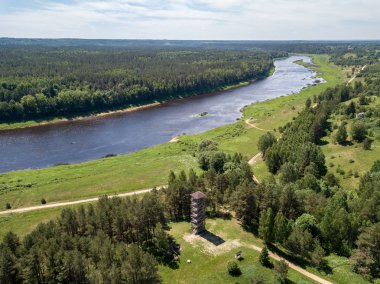 drone görüntü. Daugava Nehri, Letonya en büyük hava görünümünü. sıcak yaz günü hafif bulutlu