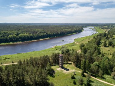 drone görüntü. Daugava Nehri, Letonya en büyük hava görünümünü. sıcak yaz günü hafif bulutlu
