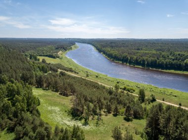 drone görüntü. Daugava Nehri, Letonya en büyük hava görünümünü. sıcak yaz günü hafif bulutlu