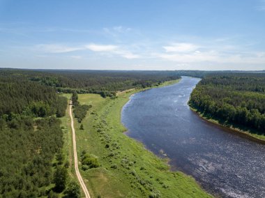 drone görüntü. Daugava Nehri, Letonya en büyük hava görünümünü. sıcak yaz günü hafif bulutlu