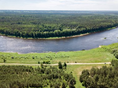 drone görüntü. Daugava Nehri, Letonya en büyük hava görünümünü. sıcak yaz günü hafif bulutlu