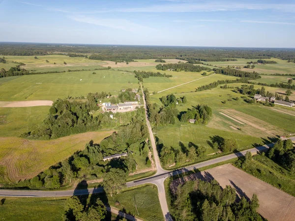 Drone Bild Asfaltvägen Omgivet Tallskog Och Fält Från Ovan Lettland — Stockfoto