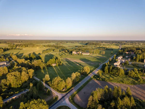 Изображение Дрона Асфальтовая Дорога Окружении Соснового Леса Полей Сверху Латвии — стоковое фото