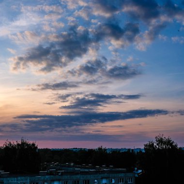 dramatik günbatımı ile bulutlar üzerinde şehir rooftops, Riga, Letonya