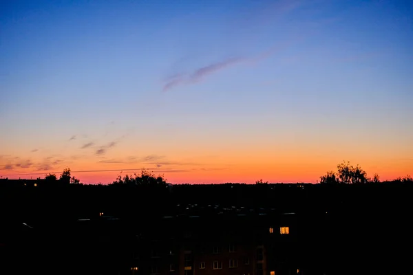 Drammatico Tramonto Con Nuvole Sui Tetti Della Città Riga Lettonia — Foto Stock