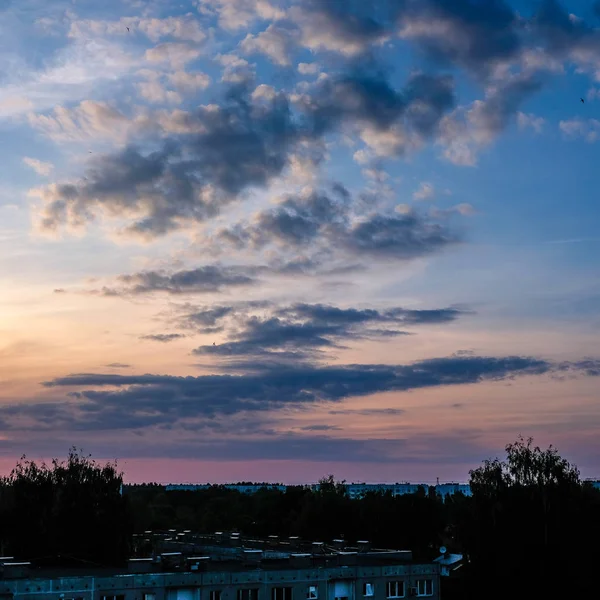 Драматичні Захід Сонця Хмари Над Дахами Міста Рига Латвія — стокове фото