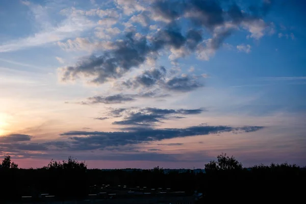 Dramática Puesta Sol Con Nubes Sobre Los Tejados Ciudad Riga — Foto de Stock