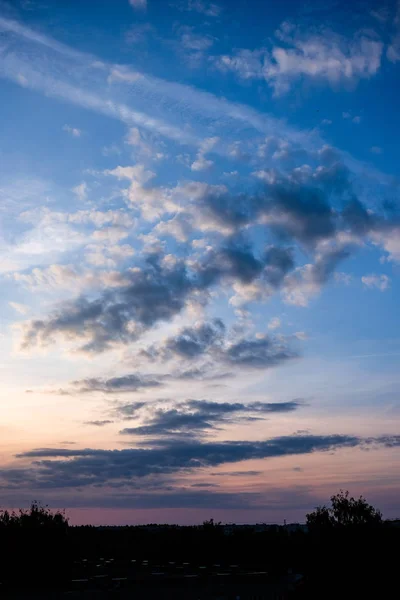 Драматичні Захід Сонця Хмари Над Дахами Міста Рига Латвія — стокове фото
