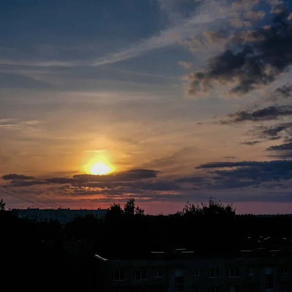 Dramático Pôr Sol Com Nuvens Sobre Telhados Cidade Riga Letónia — Fotografia de Stock