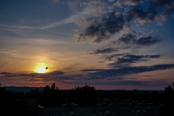 Δραματική Ηλιοβασίλεμα Σύννεφα Πάνω Από Τις Στέγες Της Πόλης Ρίγα — Φωτογραφία Αρχείου