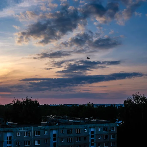 Dramatický Západ Slunce Mraky Nad Střechami Města Riga Lotyšsko — Stock fotografie