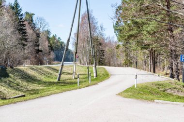 çamur ormanda yaz ısı perspektifte kırsalında iziyle boş çakıl yol