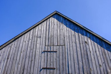 Eski ahşap Letonya kırsal kesimde yaz yeşillik ile binanın terk edilmiş kalıntıları